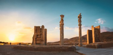 Persepolis, İran - 8 Haziran 2022: Persepolis 'te güzel bir gün batımı, antik Achaemenid krallığının başkenti. Eski siteler sütunları. Antik Persia. Meşhur seyahat yeri.