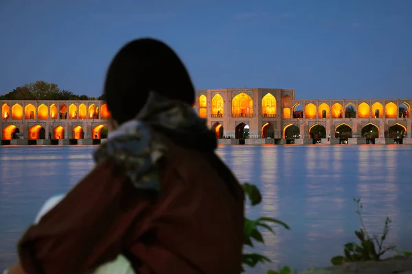 2022年6月15日 伊朗伊斯法罕 游客参观伊朗著名的旅游胜地 伊朗伊斯法罕Zayandeh河对面的老Khajoo桥 — 图库照片