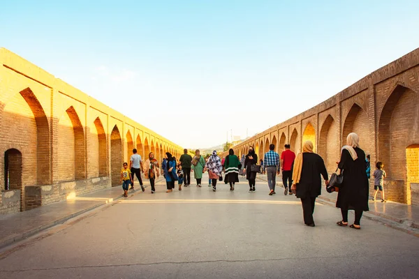 Isfahán Irán Mayo 2022 Gente Camina Sobre Sio Pol Puente — Foto de Stock