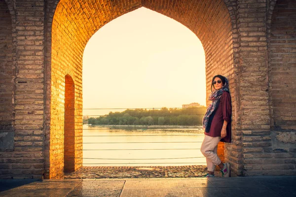 Isfahan Irã Maio 2022 Mulher Fica Sio Pol Ponte Arcos — Fotografia de Stock