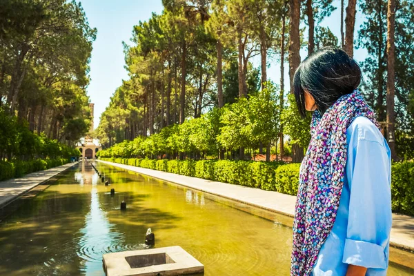 Female Tourist Visit Famous Sightseeing Attraction Dowlat Abad Garden Yazd — Fotografia de Stock