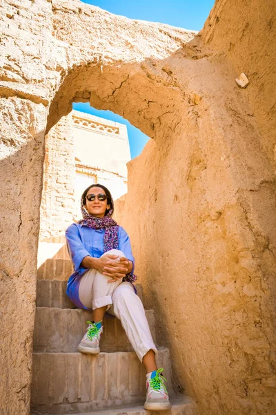 Mujer Caucásica Pose Turística Las Escaleras Turismo Kharanaq Pueblo Tradicional — Foto de Stock