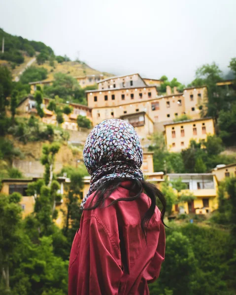 Tourist Woman Stand Enjoy Scenic Masuleh Village Panorama North East — Stok fotoğraf