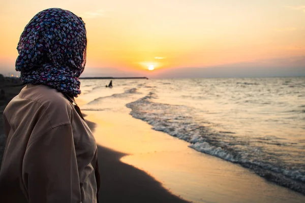 Side View Woman Standing Beach Alone Sunset Looking Seascape Landscape — Stok fotoğraf