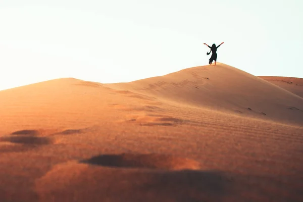 Γυναίκα Σιλουέτα Απολαύσετε Αμμόλοφους Στην Έρημο Στο Ηλιοβασίλεμα Μπλε Ώρα — Φωτογραφία Αρχείου