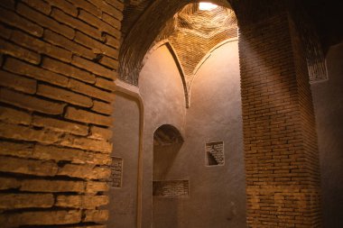 Çatı Çemberi Pencereli Jameh Cami Tavanı ve Muqarna. Güzel, eski İran camii iç tasarımı..