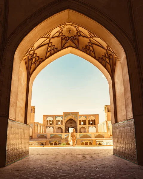 2022年5月29日 伊朗喀什米尔 游客和朝圣者探索美丽的Agha Bozorg清真寺 — 图库照片