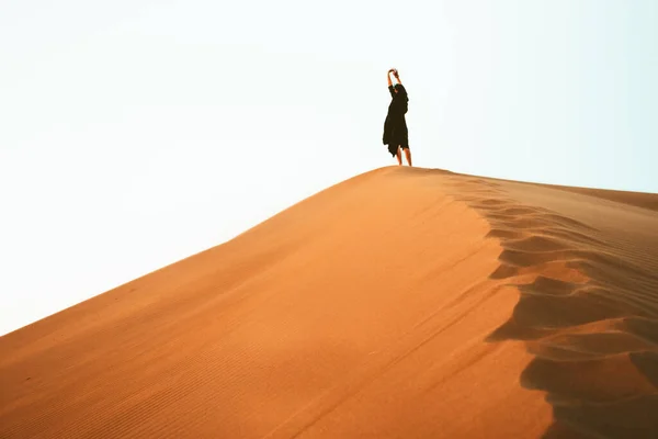 Vrouw Genieten Van Zandduinen Top Woestijn Stretch Armen Pose Reizen — Stockfoto