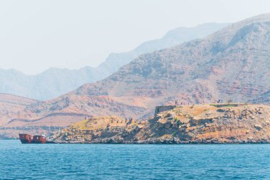 Musandam 'daki Mirellas adasında tur tekneleri ve turistler. Umman. Orta Doğu. Umman Khassab yarımadasında ünlü bir seyahat noktası.