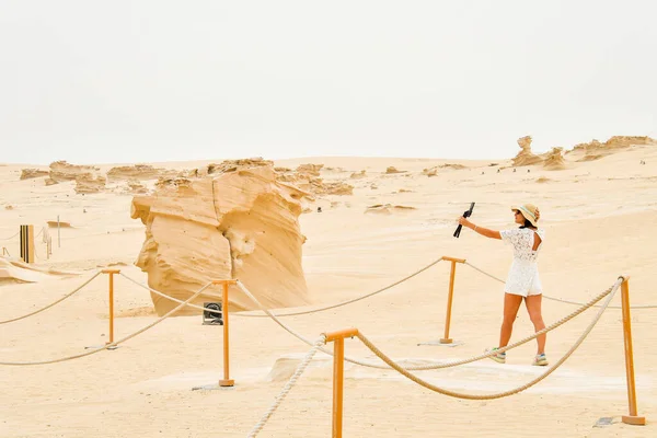 Femmina Vlogger Contenuti Turistici Visita Esplorare Fossil Dunes Strutture Nel — Foto Stock