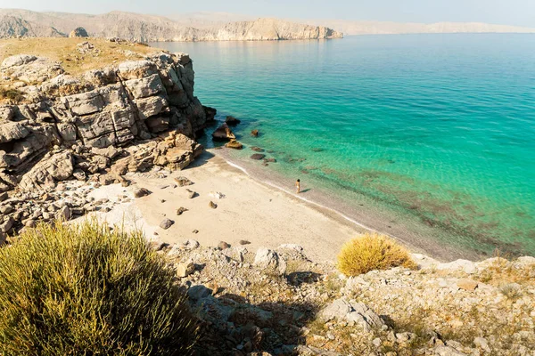 Eine Touristin Bikini Spaziert Allein Weißen Sandstrand Der Insel Mirellas — Stockfoto