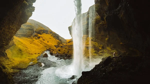 Female Tourist Walk Pathway Visit Famous Kvernufoos Waterfall Landmark Yellow — Stock Photo, Image