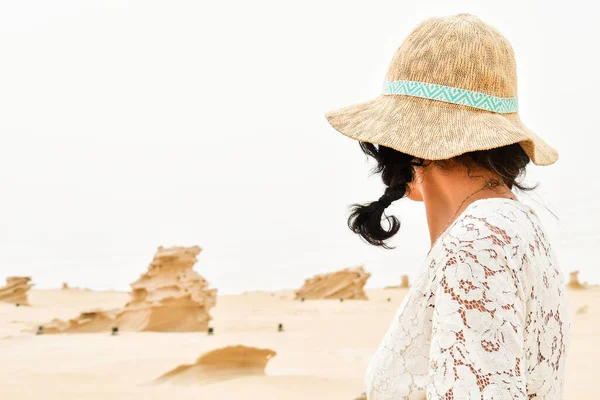 Visita Turística Femenina Stand Look Fossil Dunes Structures Abu Dhabi —  Fotos de Stock