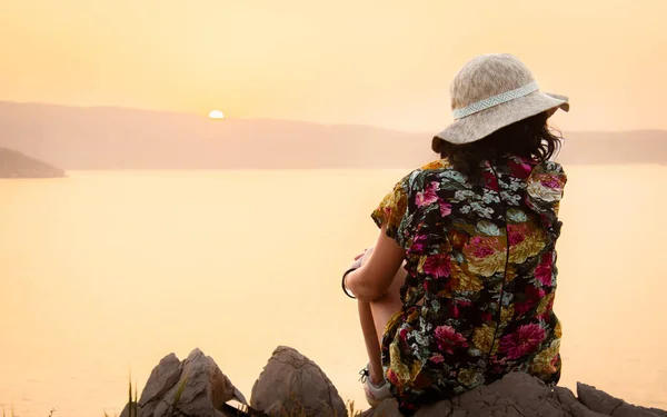 Жінка Туристка Відпустці Насолоджується Заходом Сонця Омані Невтомною Панорамою Затоки — стокове фото