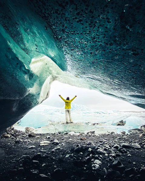 Vista Panorâmica Turista Pelo Glaciar Fjallsjokull Islândia Partir Dentro Caverna — Fotografia de Stock