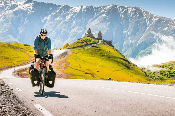 Ποδηλάτης Πίσω Όψη Στο Δρόμο Στη Γραφική Καυκάσιος Φύση Gergeti — Φωτογραφία Αρχείου