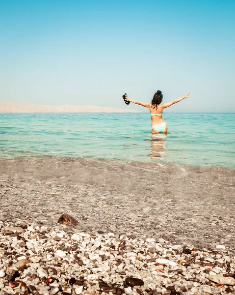 Молода Безтурботна Кавказька Жінка Туристка Танцює Пляжі Бірюзовій Воді Тримаючи — стокове фото