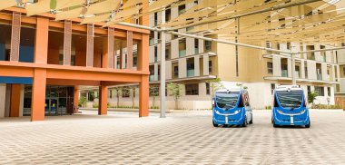 BAE, Abu Dabi - 13 Mart 2023: Gelecekçi şehir Masdar 'da çevre dostu mimarinin otonom araba standı. BAE 'de Masdar Şehir Konsepti