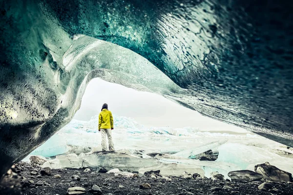 从冰川洞内俯瞰冰岛冰川上的游客全景 探索冰岛隐藏的宝石的观光游览 冰岛南部著名旅游胜地 — 图库照片