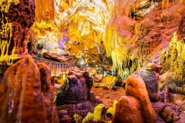 Turist olmayan güzel Prometheus mağarası ve aydınlatılmış jeolojik milyon yıllık oluşumlar
