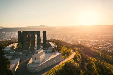 Gürcistan ya da Gürcistan 'ın Stonehenge kentindeki Gürcistan Günlükleri olarak bilinen hava manzaralı anıt.