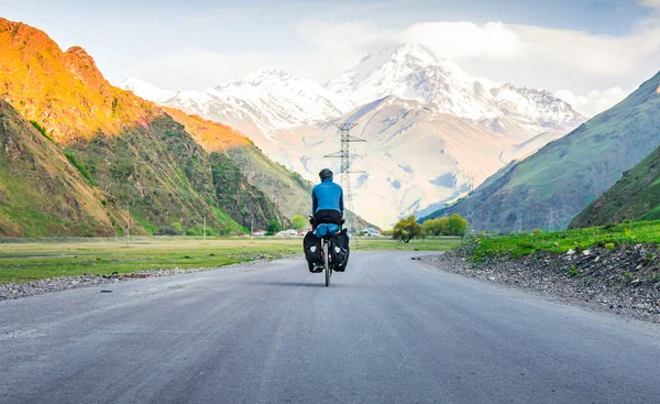 Άνδρας Μπλε Σακάκι Ποδηλασία Touring Ποδήλατο Που Περιβάλλεται Από Βουνά — Φωτογραφία Αρχείου