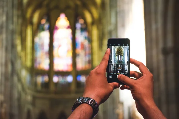 Cierre Las Manos Sosteniendo Teléfono Móvil Dirigido Ventana Una Iglesia —  Fotos de Stock