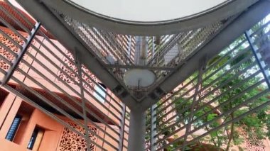 BAE, Abu Dabi - 13 Mart 2023: Düşük açılı görüş alanı ve Masdar City 'deki çevre binalar altında Rüzgar Kulesi