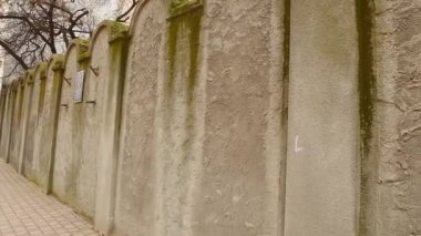 Krakow, Polonya - 7 Mart 2023: Krakow, Polonya 'daki Yahudi Gettosu' nun duvarının bir parçası. Getto duvarları, kölelerin kaderini sembolize eden Yahudi mezarları tarzında inşa edildi..