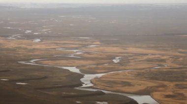 İzlanda 'nın ünlü çevre yolu asfaltında, çevresi güzel manzarayla çevrili statik manzaralı araçlar sürüş yapıyor. İzlanda 'yı keşfetmek ve gezmek