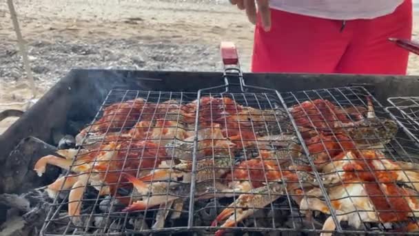 在阿曼 阿拉伯面厨师用带有海滩全景的线圈把新鲜螃蟹放在Bbq烤架上烹调 Gurman菜的烹调 — 图库视频影像