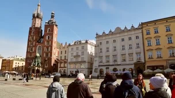 克拉科夫 2023年3月6日 在克拉科夫主广场的旅游团导游 与当地人一起免费旅游 在新城市的独特经验 熟悉的地方指南 — 图库视频影像