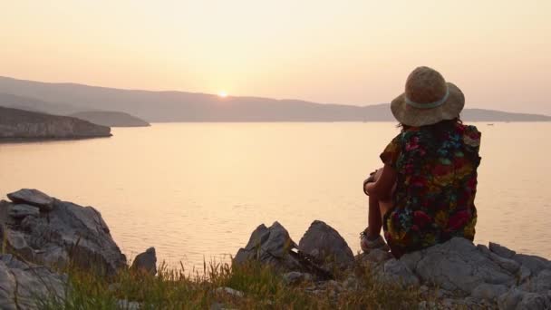 在亚洲海湾岛屿上 观光客妇女坐在夕阳下欣赏风景 — 图库视频影像