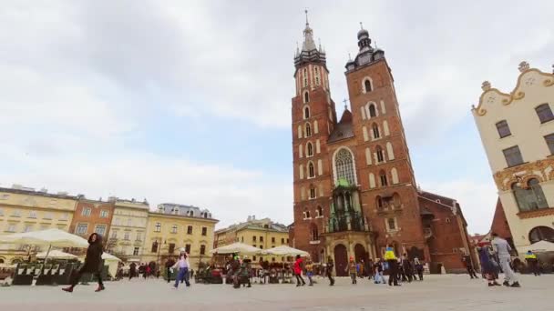 波兰克拉科夫 2023年3月6日 扩大克拉科夫主广场与圣玛丽大教堂地标和观光历史上波兰城市建筑的动态时间间隔 — 图库视频影像