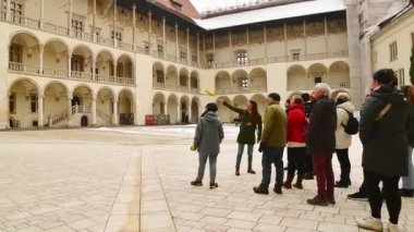 Krakow, Polonya - 6 Mart 2023: Krakow Wawel Kraliyet Kalesi 'nde tur rehberliği. Yerel halkla bedava turist gezisi. Yeni şehirde eşsiz bir deneyim.