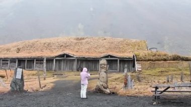 Turistler İzlanda, Vestrahorn ve Stoksnes 'de geçen Viking köyü filmlerini geziyorlar.