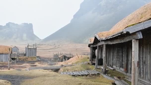 Casas Edifícios Aldeia Viking Filme Ambientado Islândia Vestrahorn Stokksnes — Vídeo de Stock