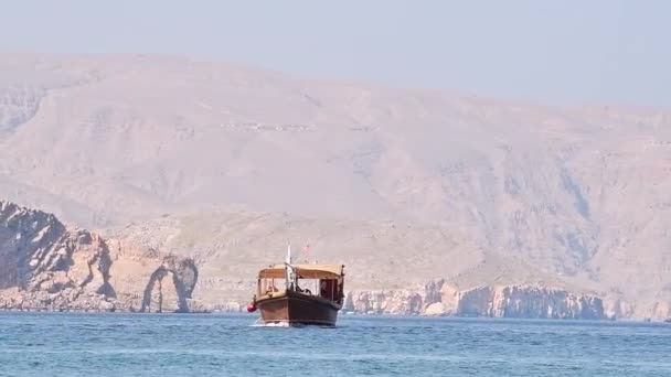Традиційний Туристичний Човен Воді Круїзі Западині Оман Подорожує Знаменитою Дозвіллям — стокове відео