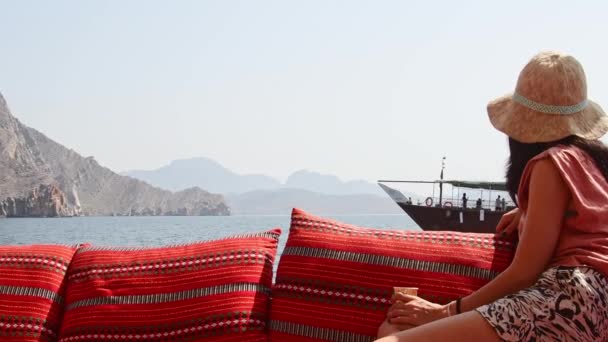 Musandam Orman 15Th February Woman Tourist Holiday Enjoying Boat Tour — Stock Video