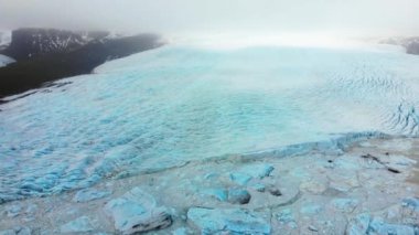 İzlanda 'da bulutlu bir günde Fjallsjokull buzulunu eriten dramatik manzara. İzlanda 'daki Fjallsrln' in muhteşem buzul gölü