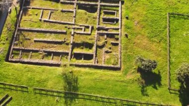 Adjara, Gürcistan 'daki Gonio kalesinin üzerinden havadan uçarak geçiliyor. Gonio-Apsaros Kalesi