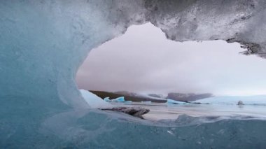 İzlanda 'da bulutlu bir günde Fjallsjokull buzuluna su damlalarıyla yakınlaş. İzlanda 'daki Fjallsrln' in muhteşem buzul gölü