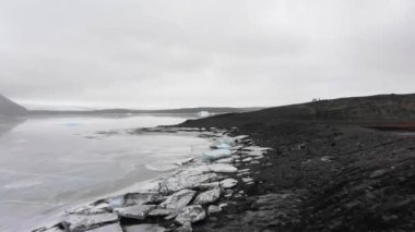 İzlanda 'da bulutlu bir günde hava manzaralı Fjallsjokull buzulu fotoğrafçı ekibi fotoğrafçılık atölyesi gezisi için görüş açısında.