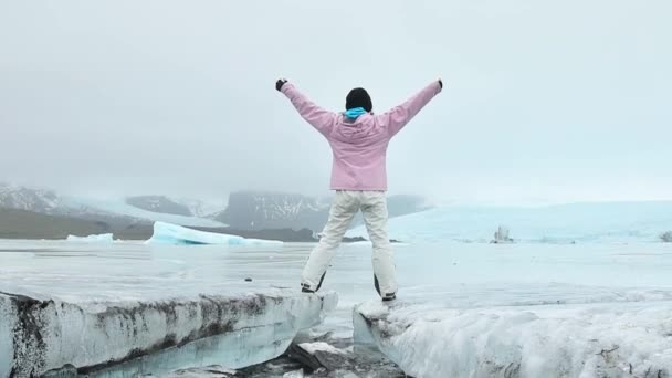 Туристка Стоит Ледника Фьялсйокулл Льду Исландии Вдохновляющие Путешествия Исландская Концепция — стоковое видео