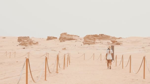 Γυναικεία Τουριστική Επίσκεψη Πόδια Γύρω Από Ορυκτά Dunes Δομές Αμπού — Αρχείο Βίντεο