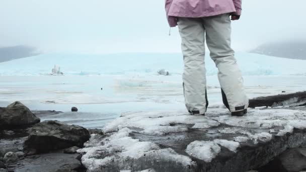 Cerca Laguna Glaciar Fjallsjokull Con Persona Encuentra Iceberg Maravillosa Laguna — Vídeo de stock