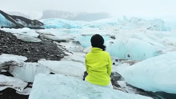 冰岛Fjallsjokull冰川从冰川洞内拍摄的游客全景电影 探索冰岛隐藏的宝石的观光游览 冰岛南部著名旅游胜地 — 图库视频影像