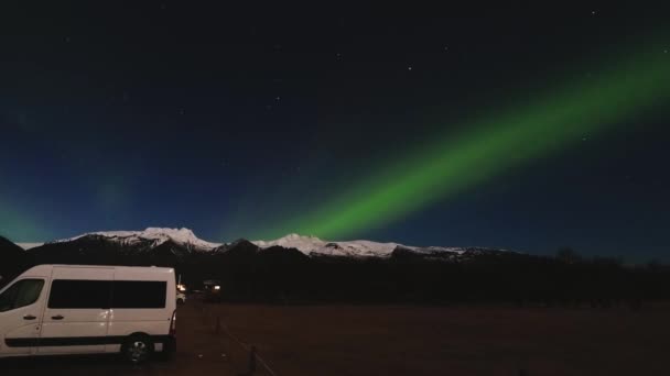 Aurora Borealis Sobre Skaftafell Islândia Com Casal Acampamento Desfrutar Northern — Vídeo de Stock