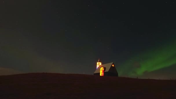 北极光在冰岛美丽的冰岛教堂的夜晚 — 图库视频影像