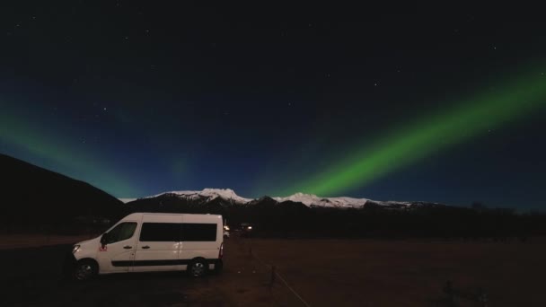 2023年冰岛斯卡夫塔伊夫 坎贝尔面包车停靠在斯卡夫塔夫斯营地的停车场上 情侣们在夜晚观看冰岛斯卡夫塔夫斯雪峰上的奥罗拉北极光 — 图库视频影像
